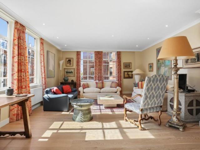 Flat for sale in Kensington, Greater London