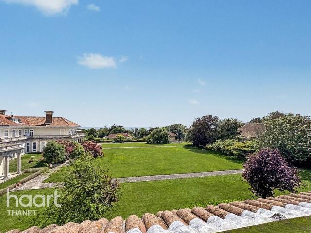 Flat for sale in Acol, Kent