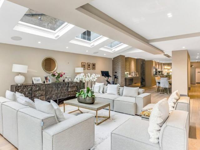 Flat for sale in St. John's Wood, Greater London