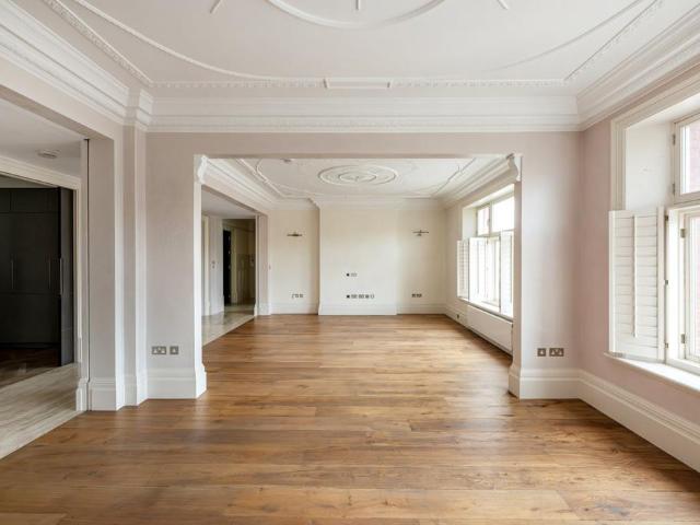 Flat for sale in South Kensington, Greater London