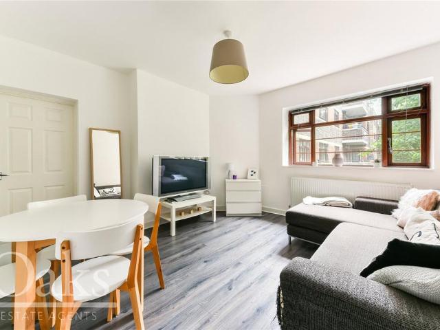 Flat for sale in Clapham, Greater London