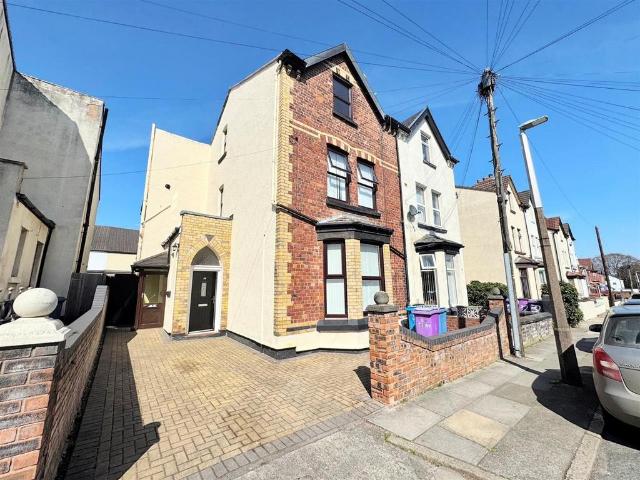Flat for sale in Calderstones