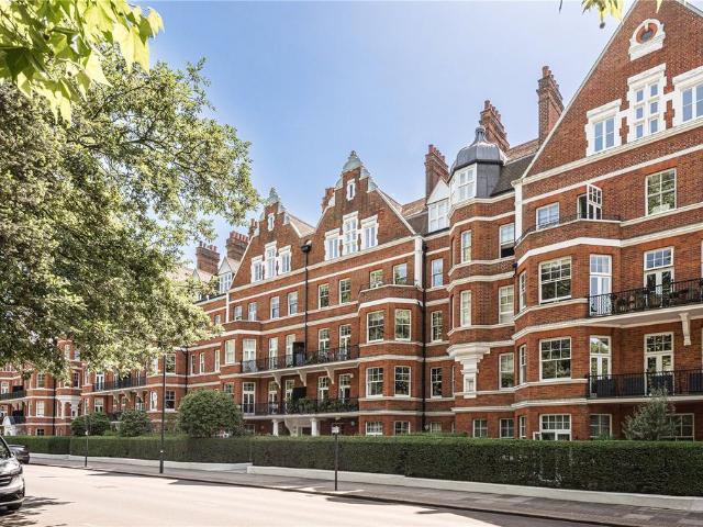Flat for sale in Battersea, Greater London
