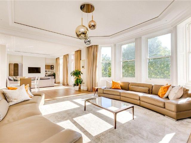 Flat for sale in Earl's Court, Greater London