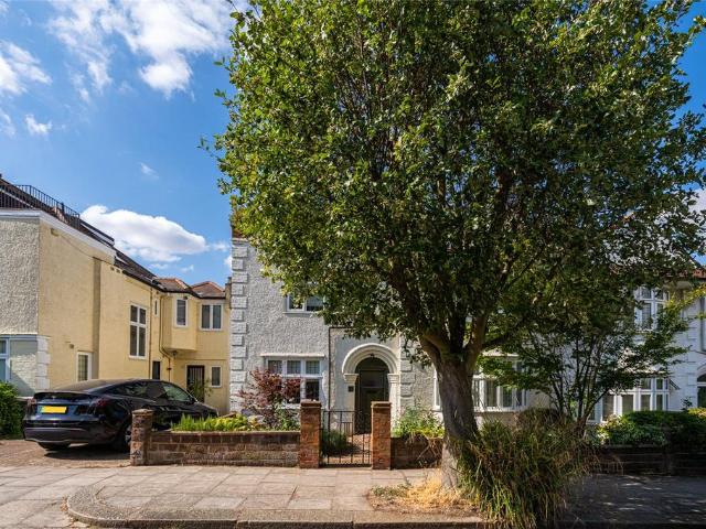 Flat for sale in West Hampstead, Greater London
