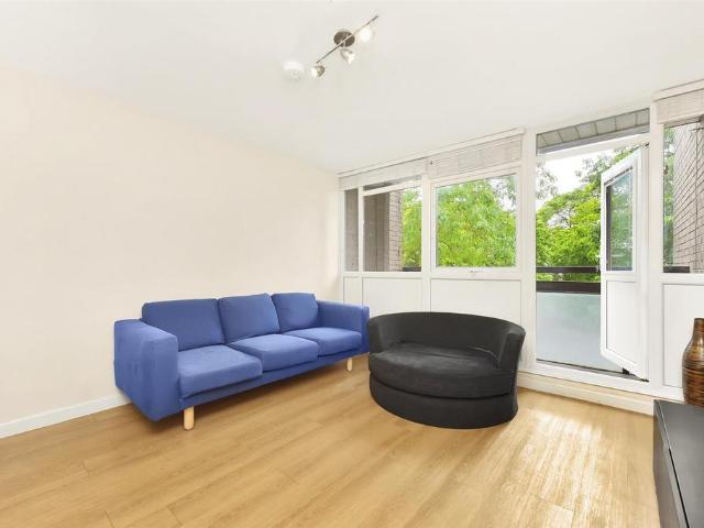 Flat for sale in Streatham Hill, Greater London
