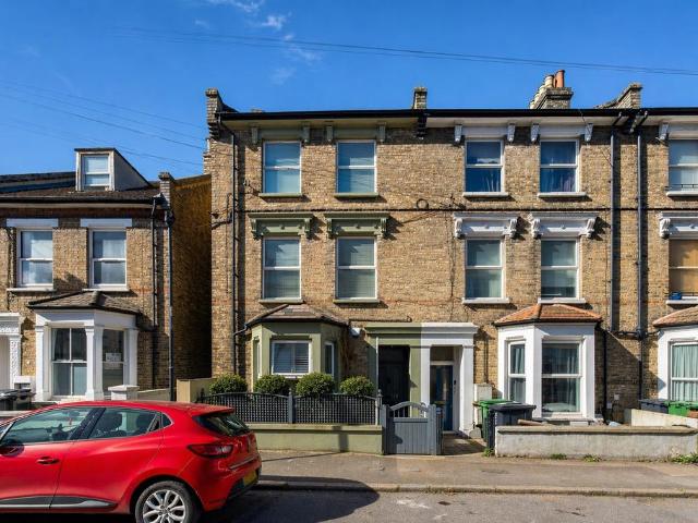 Flat for sale in Streatham Hill, Greater London