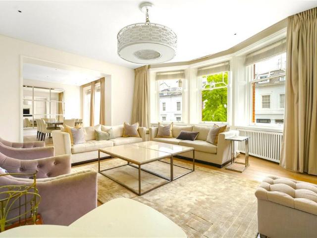 Flat for sale in Kensington, Greater London