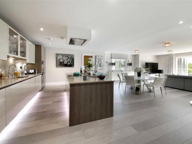 Flat for sale in Beaconsfield and Chepping Wye Community Board, Knotty Green
