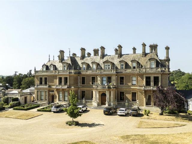 Flat for sale in Downside, Elmbridge