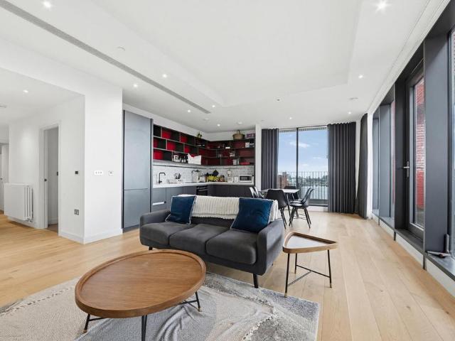 Flat for sale in London City Island, Blackwall
