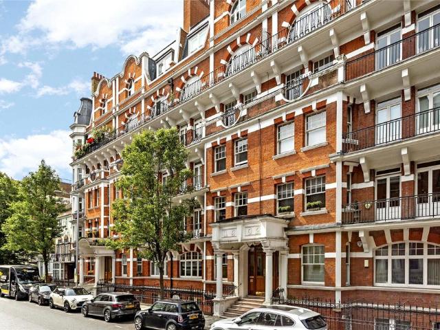 Flat for sale in Brompton, Greater London