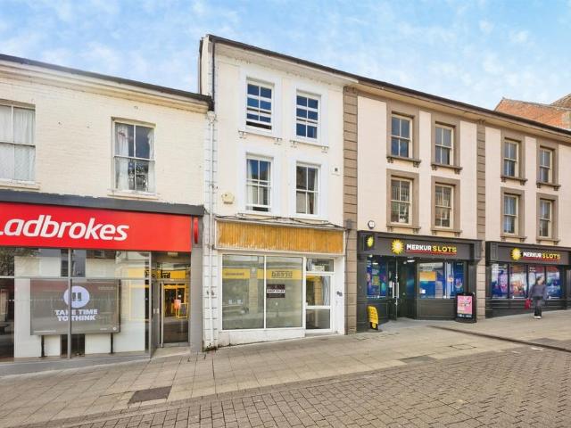 Flat for sale in Yeovil, Somerset