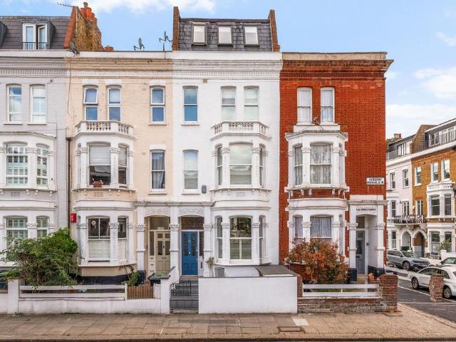 Flat for sale in Fulham, Greater London
