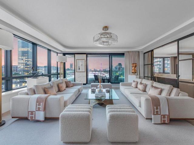 Flat for sale in Vauxhall, Greater London