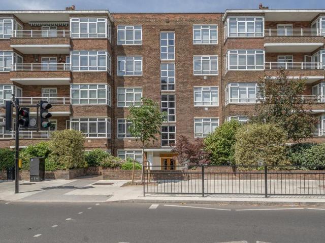 Flat for sale in Petersham, Greater London