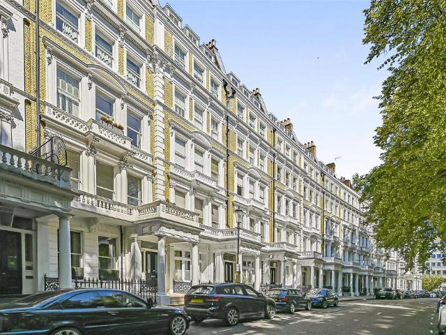 Flat for sale in South Kensington, Greater London