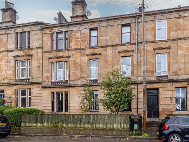 Flat for sale in Crosshill, Scotland