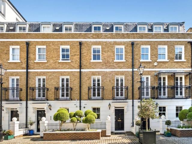 Flat for sale in Earl's Court, Greater London