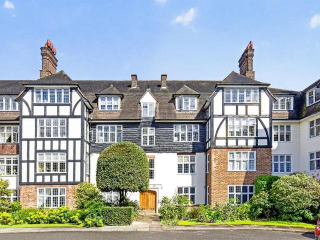 Flat for sale in Roehampton, Greater London