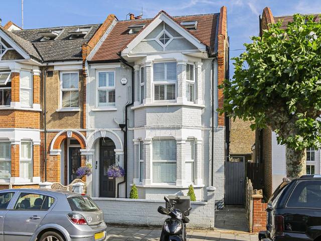 Flat for sale in Lane, Greater London