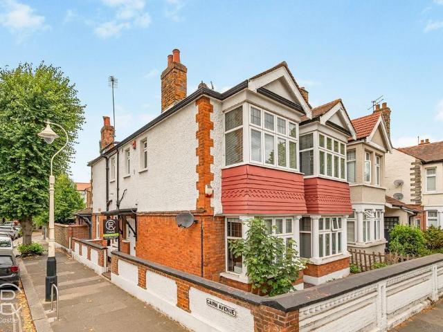 Flat for sale in London Borough of Ealing, Greater London
