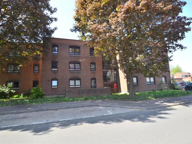 Flat for sale in Gloucester, Gloucestershire