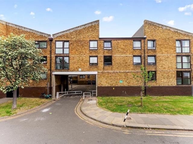 Flat for sale in London Borough of Wandsworth, Greater London