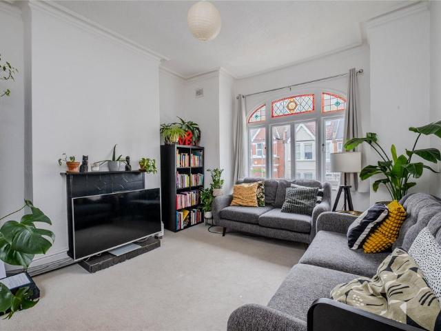 Flat for sale in Furzedown, Greater London