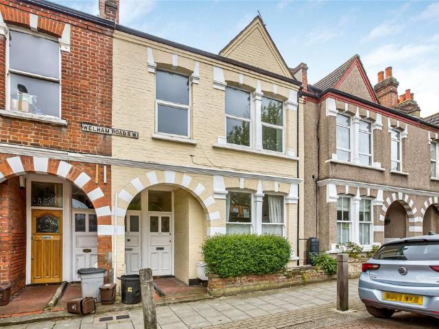 Flat for sale in Furzedown, Greater London