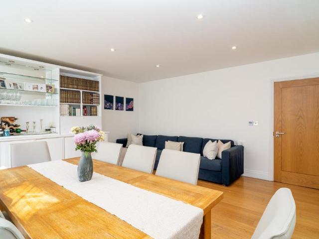 Flat for sale in Hendon, Greater London