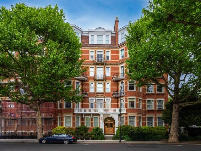 Flat for sale in Earl's Court, Greater London