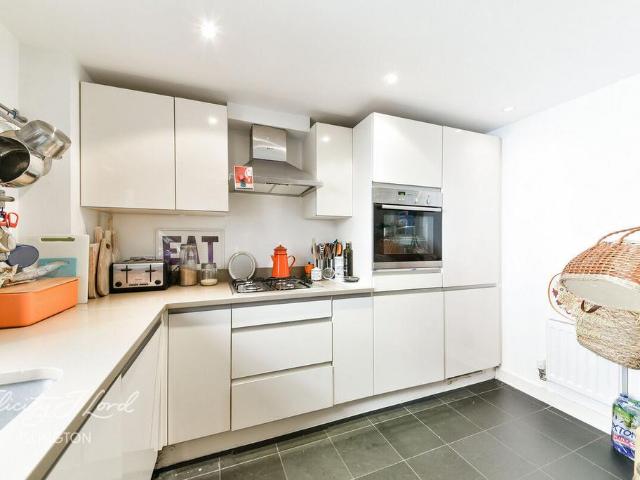 Flat for sale in Hoxton, De Beauvoir Town