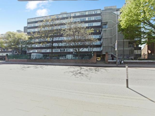 Flat for sale in Summerstown, Greater London