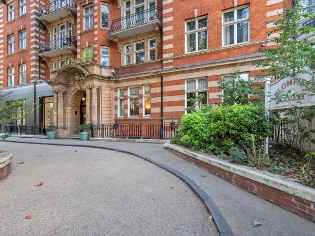 Flat for sale in St. John's Wood, Greater London