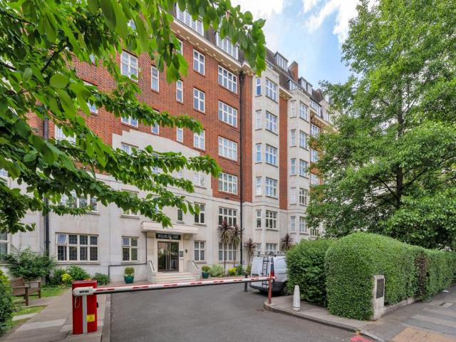 Flat for sale in St. John's Wood, Greater London