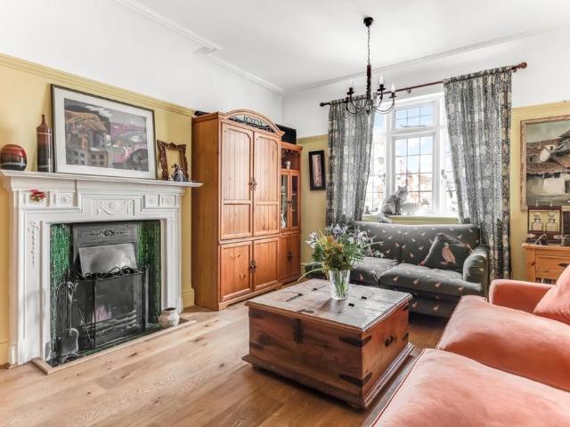 Flat for sale in Crouch End, Greater London