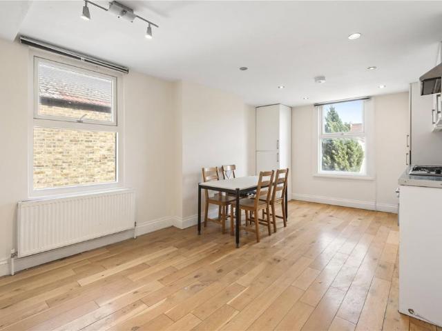 Flat for sale in Furzedown, Greater London