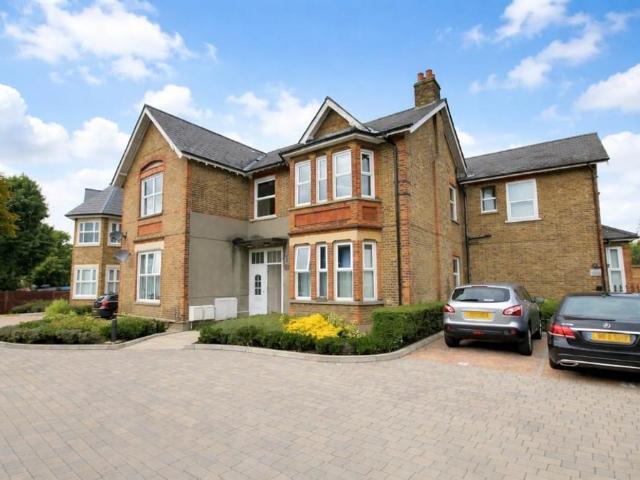 Flat for sale in London Borough of Hounslow, Feltham