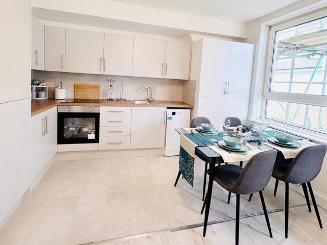 Flat for sale in Blenheim Gardens Estate, Greater London