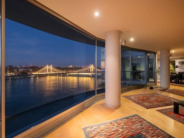 Flat for sale in Battersea, Greater London