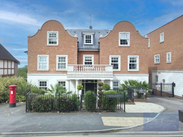 Flat for sale in Chigwell, Epping