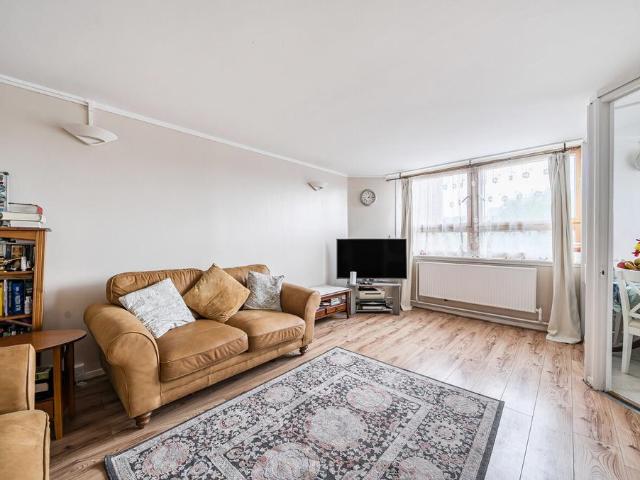 Flat for sale in Brompton, Greater London