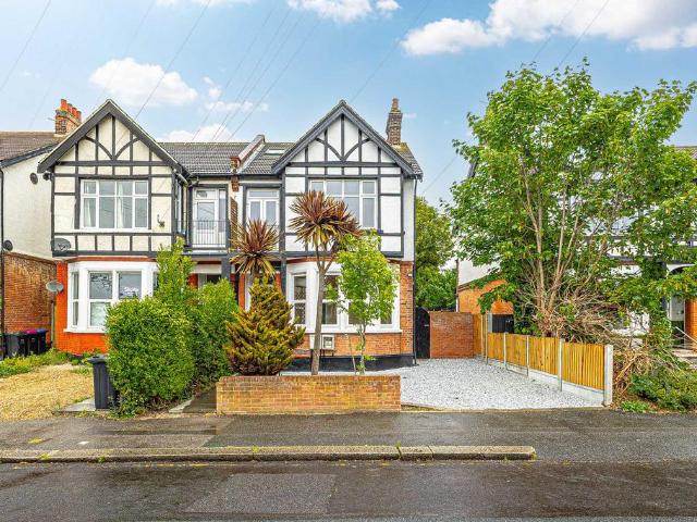 Flat for sale in Alton Barnes, Essex