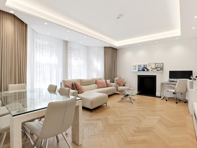 Flat for sale in Earl's Court, Greater London
