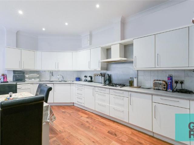 Flat for sale in Kensington, Greater London