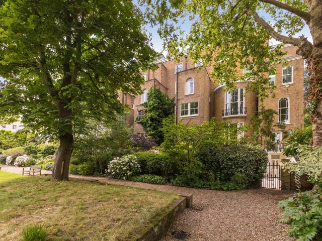 Flat for sale in Maida Vale, Greater London