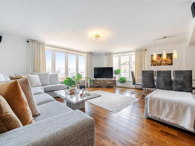 Flat for sale in London Borough of Southwark, Greater London
