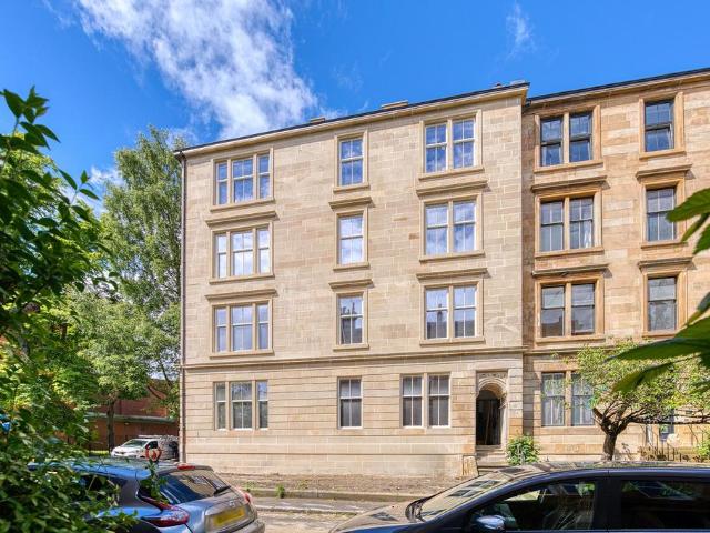 Flat for sale in Hillhead, Scotland