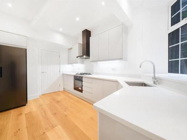 Apartment for sale in Finchley, Greater London